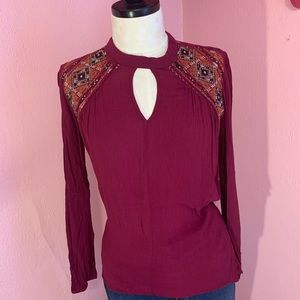 Burgundy tapered shirt with keyhole and embroidery